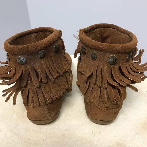 Size 6 Minnetonka Booties with Fringe Detail - Picture 3 of 4